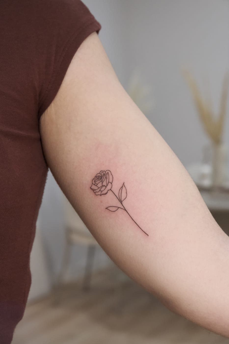 Rosa em fine line no braço