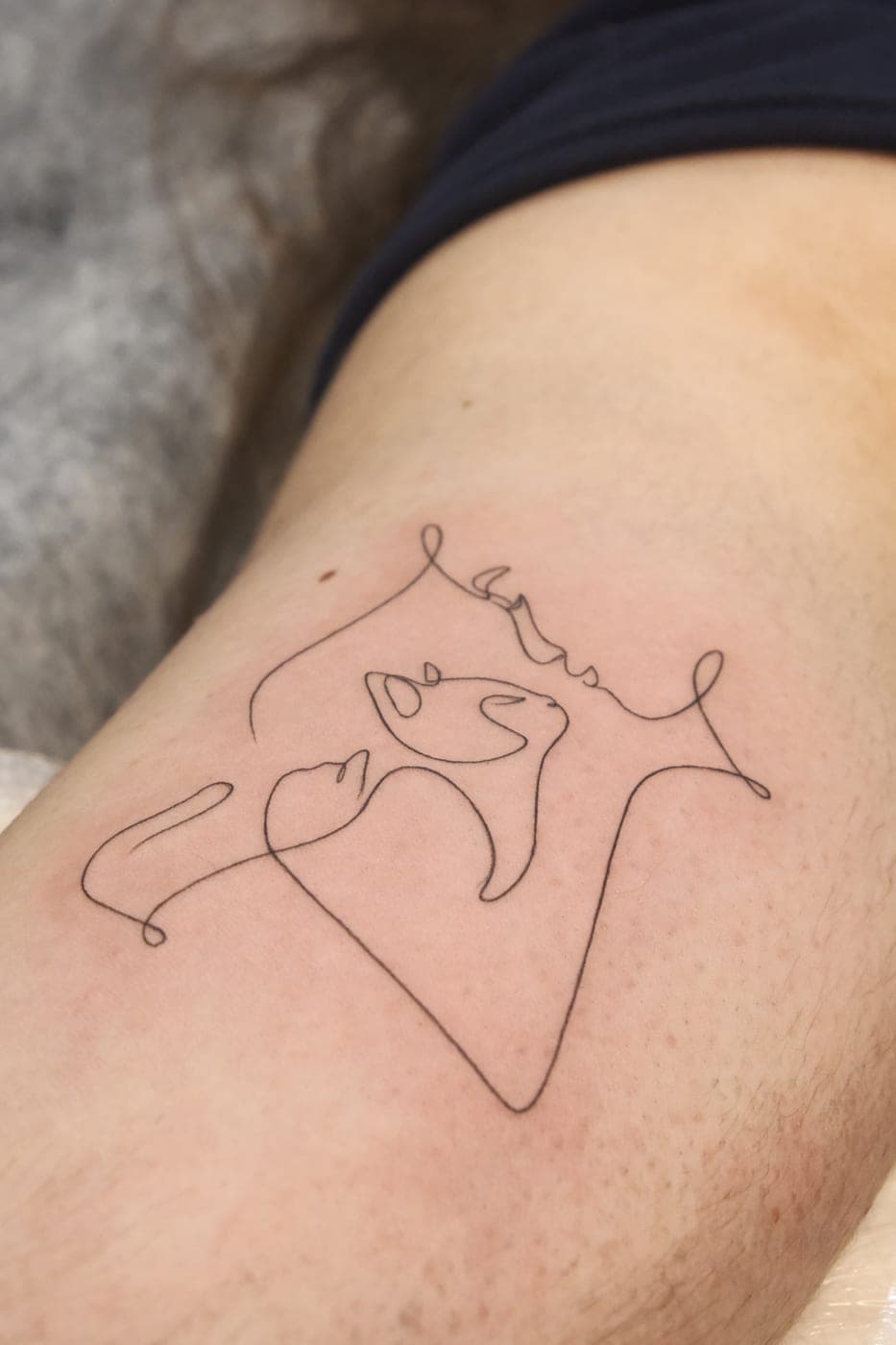 Desenho de linha contínua no braço