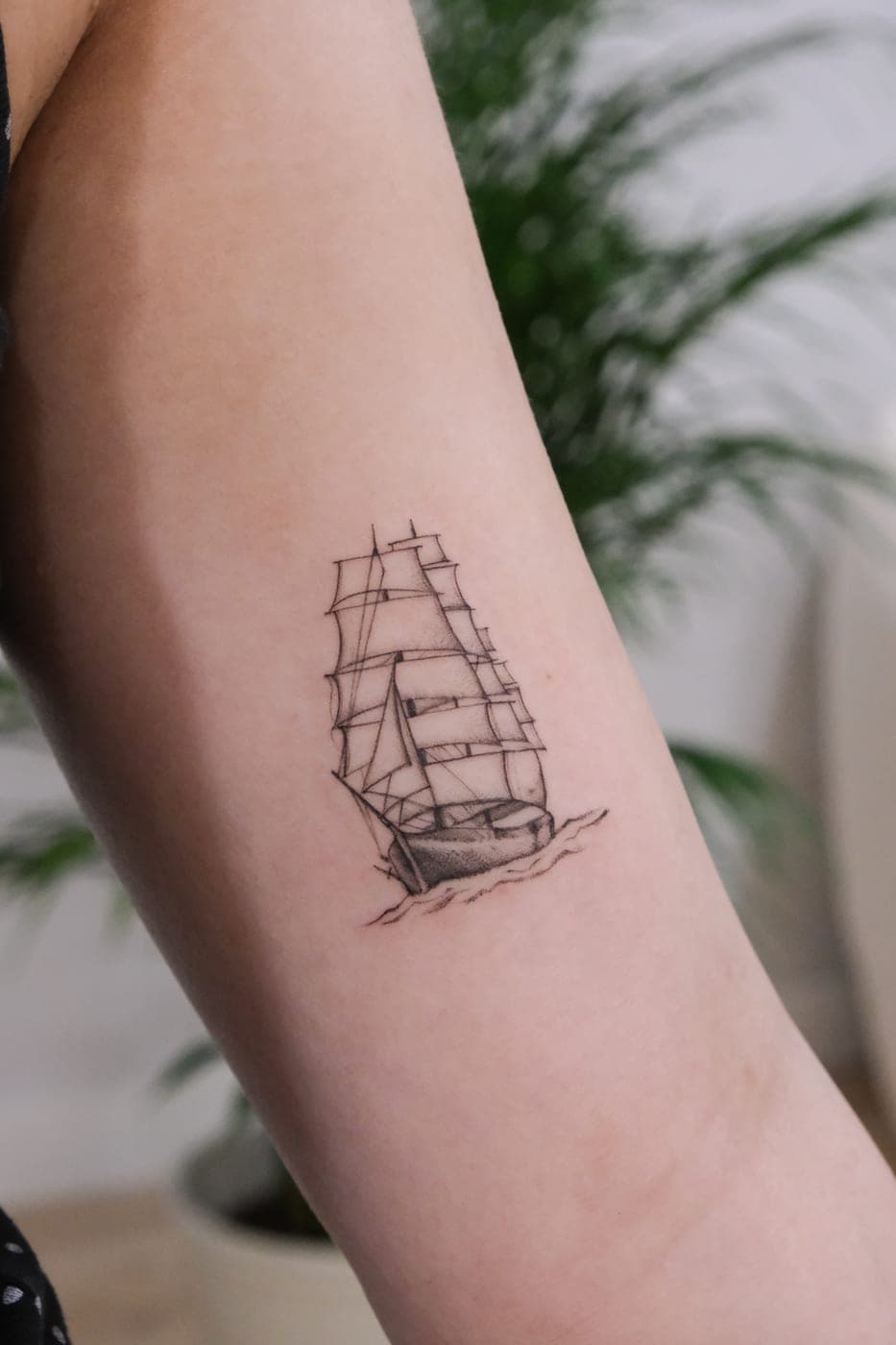 Veleiro desenhado em fine line no braço