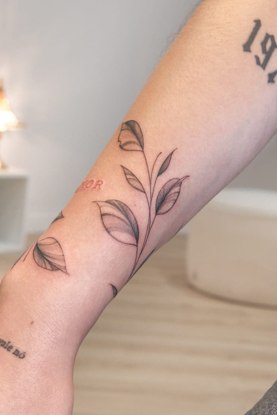 Folhas em fine line no antebraço