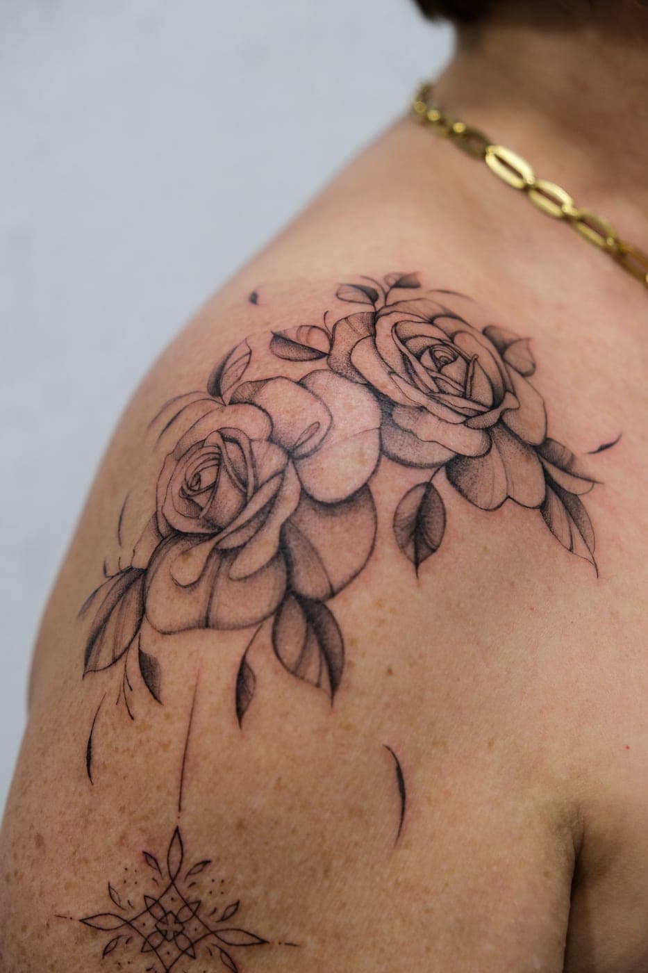 Rosas com ornamento no ombro