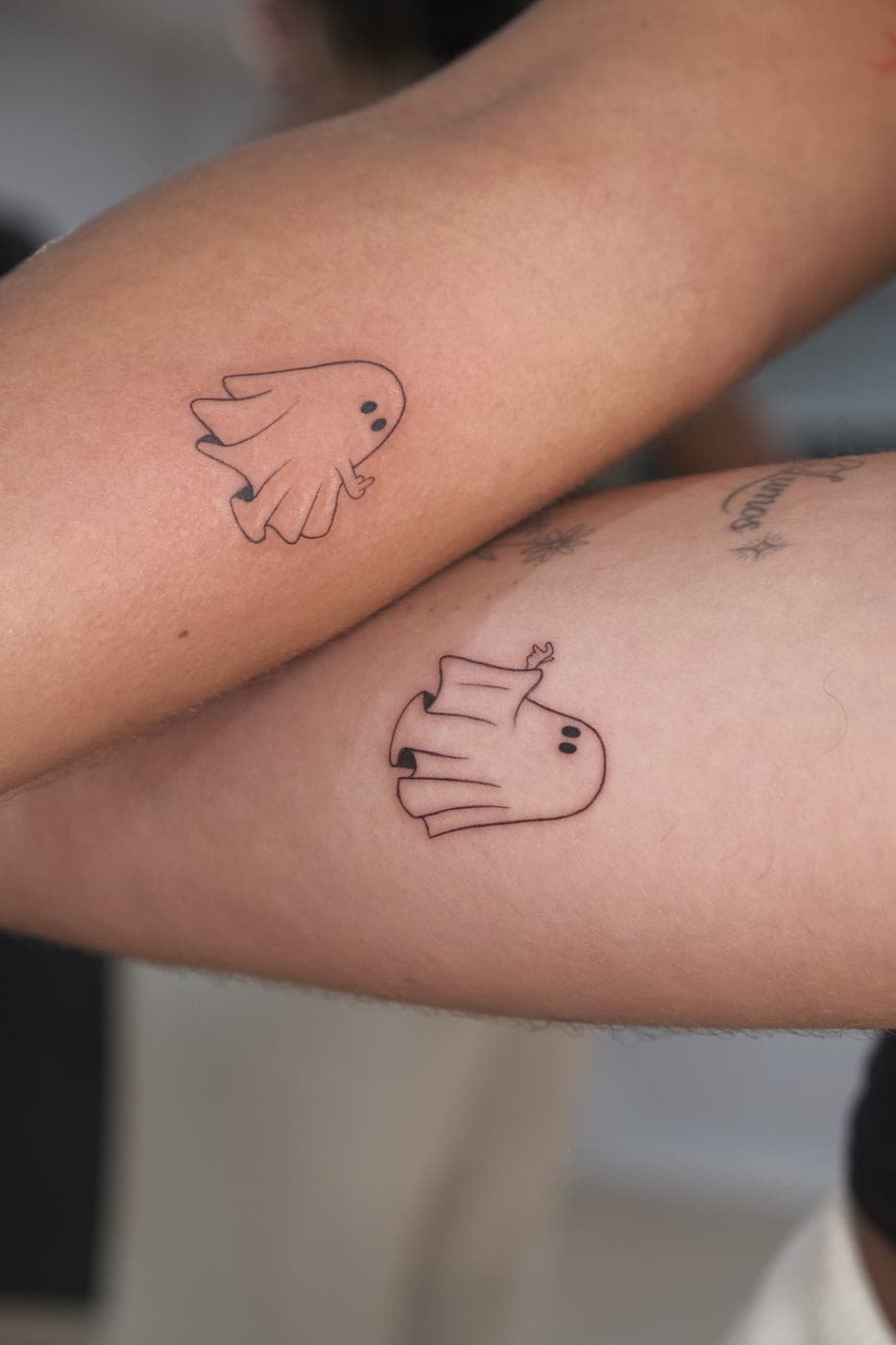 Dois fantasmas a condizer em dois braços