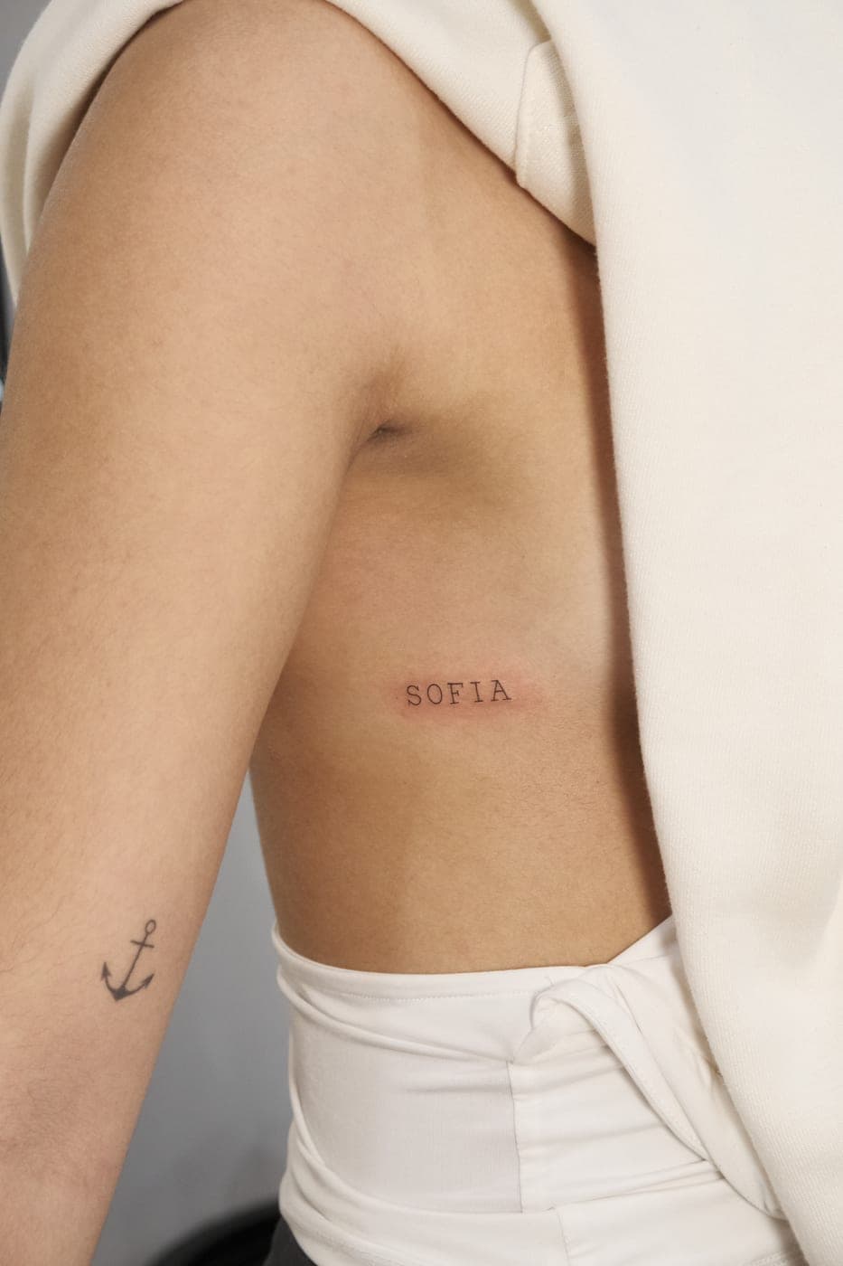 Nome «Sofia» junto às costelas