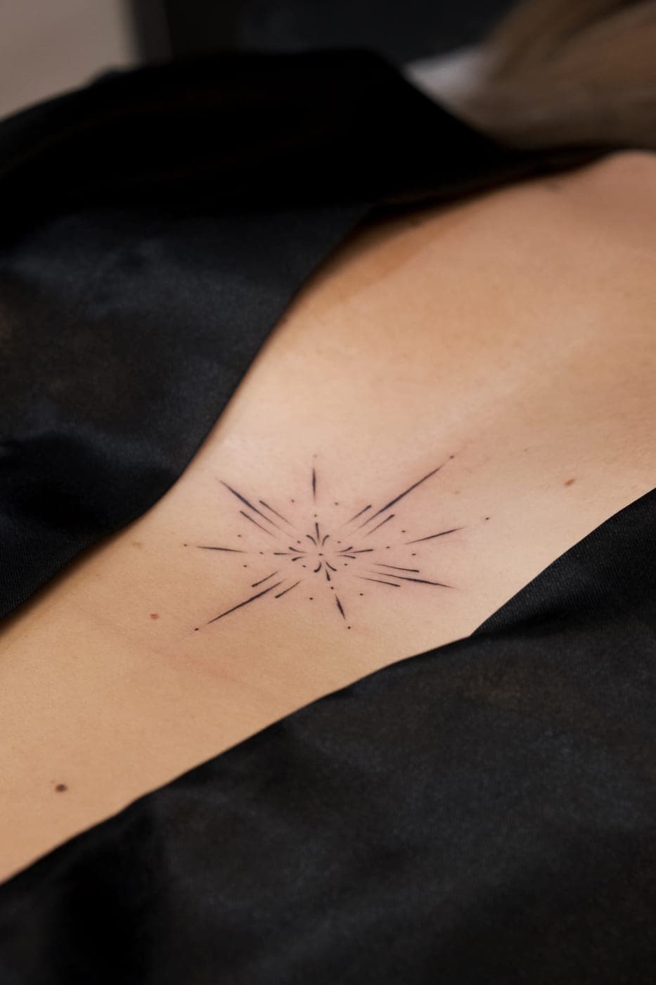 Estrela de linhas finas no peito
