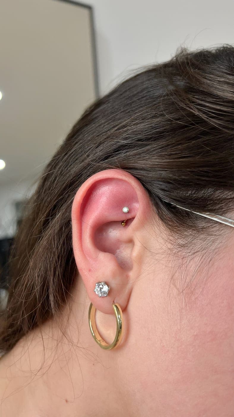 Piercing na orelha: hélix e argola