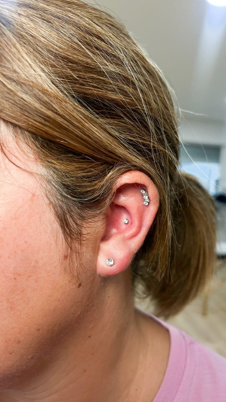 Piercing na orelha: orelha com brilhantes