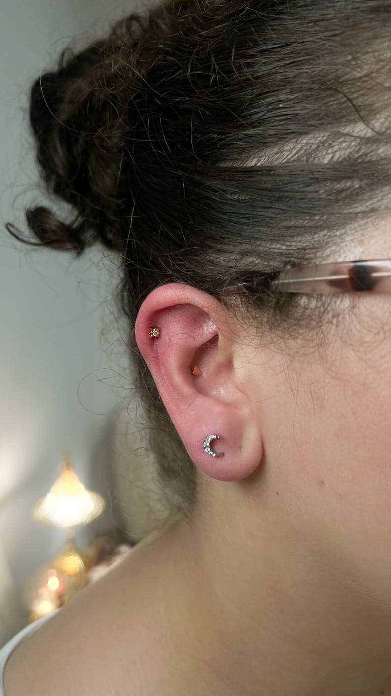 Piercing na orelha: lua no lóbulo