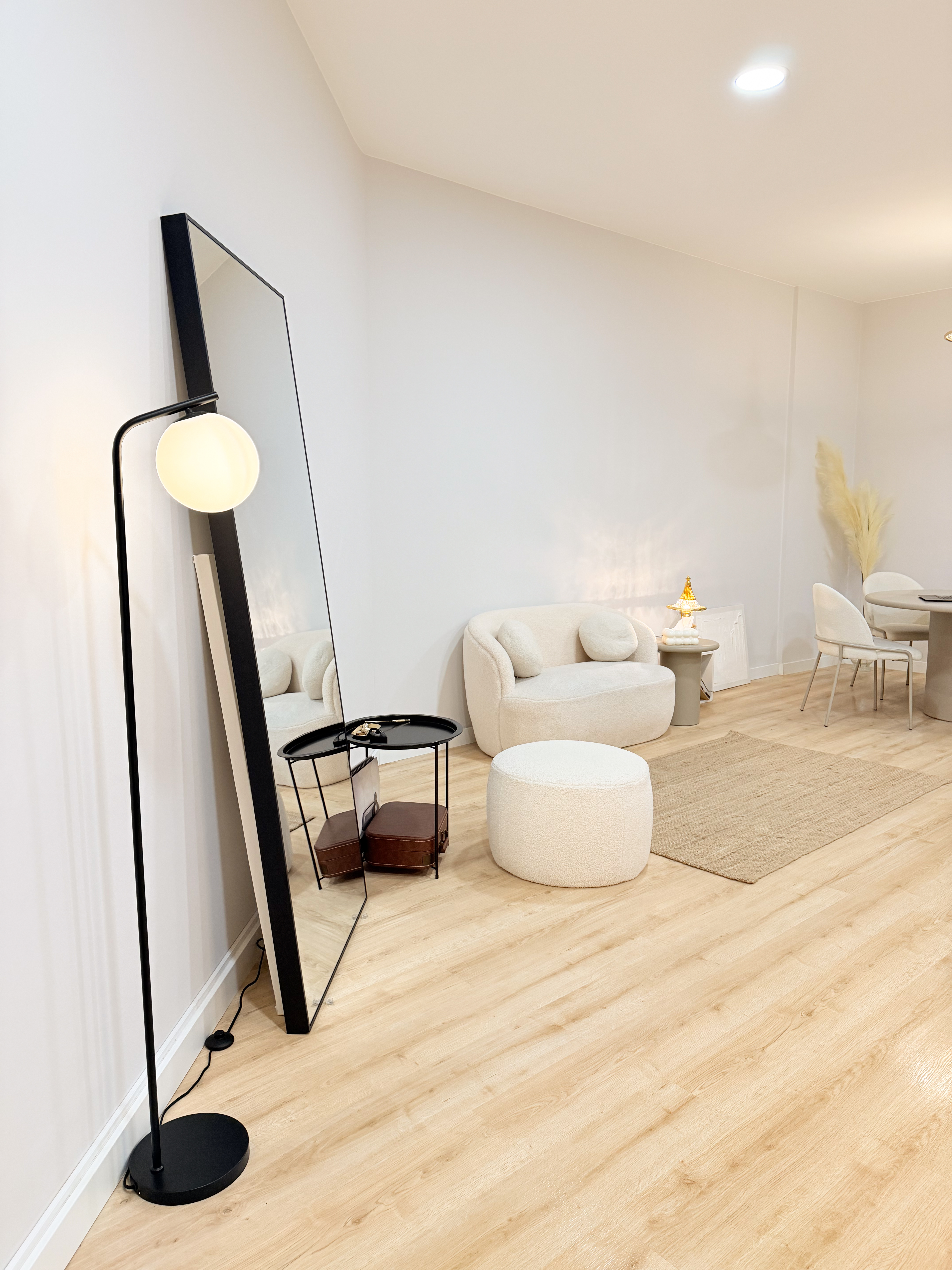 LUMI Atelier — espelho e lounge